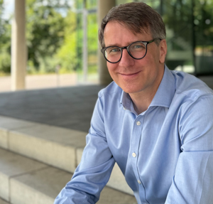 FM-Rommert-auf-Treppe_300px