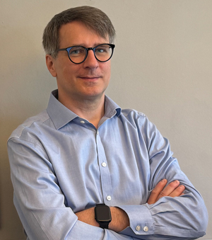 FM-Rommert-vor-Wand_300px