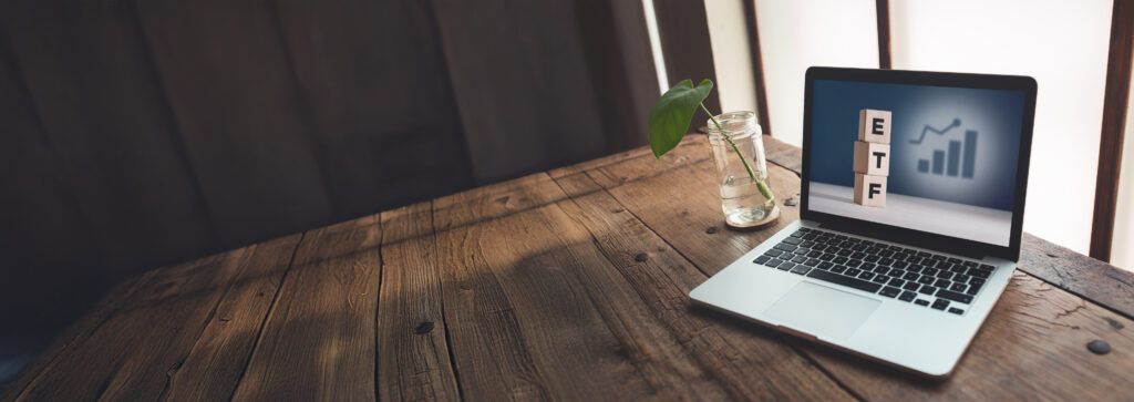 MacBook auf einem Holztisch